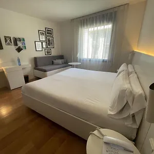 Pol & Grace Hotel